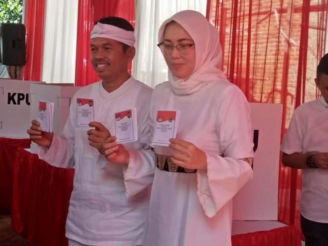 cagub jabar dedi mulyadi datang ke tps bersama isteri