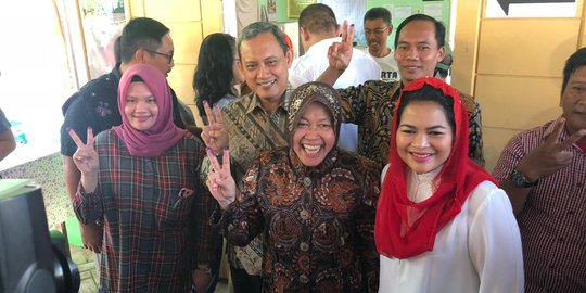 Coblos di dekat rumah, Risma sekeluarga tunjukan bukti dua jari