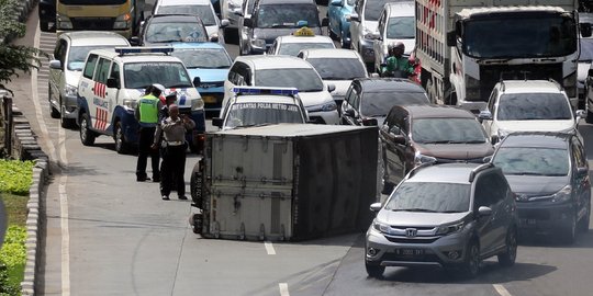 Mobil boks terguling di Jalan Casablanca