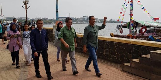 Libur Pilkada serentak, Anies sapa warga di Ancol