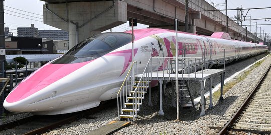 Uniknya kereta super cepat Shinkansen bertema Hello Kitty