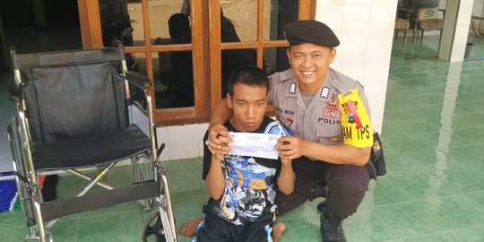 Polisi ini bantu penyandang disabilitas di kaki Gunung Wilis menuju TPS