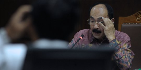 Drama Fredrich Yunadi selama sidang seret hantu gunung & sumpah pocong