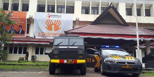 Brimob bersenjata siaga di Kantor KPU Kaltim saat penghitungan suara