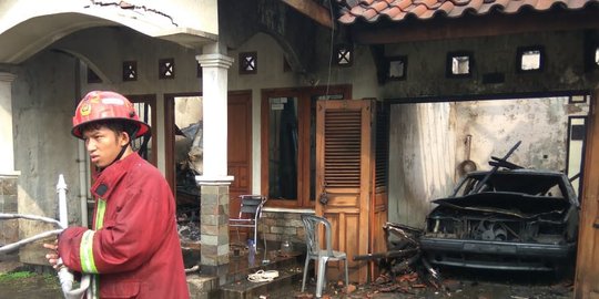 Bengkel di Sawangan terbakar, satu mobil hangus