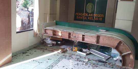 Tak terima keputusan hakim, massa ormas PP ngamuk dan rusak kantor PN Bantul