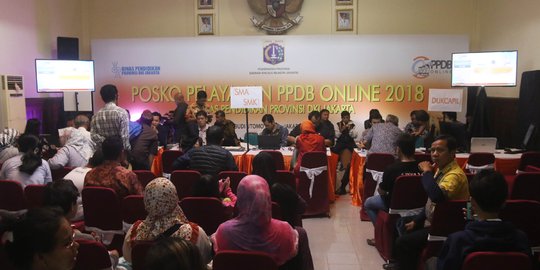 Warga serbu Posko Pelayanan PPDB di hari terakhir pendaftaran