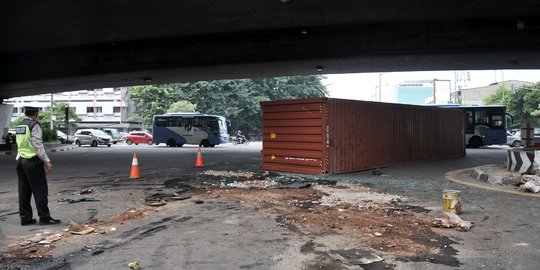 Kelebihan muatan, truk kontainer terguling di kolong flyover Tomang