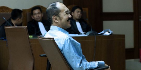 Dihukum 7 tahun penjara, begini ekspresi terdakwa Fredrich Yunadi saat mau banding