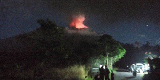 Hingga pagi ini, Gunung Agung masih muntahkan abu vulkanik