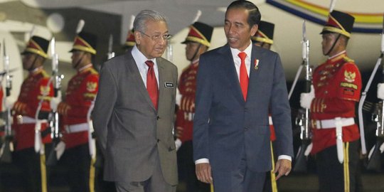 Cerita Jokowi diajak ngebut Mahathir Mohamad naik mobil Proton