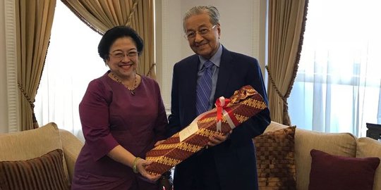 Megawati beri oleh-oleh salak Bali ke Mahathir Mohamad