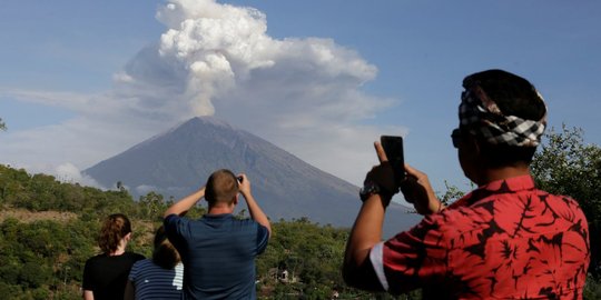 Keasyikan turis potret muntahan abu vulkanik Gunung Agung