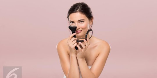Awas, ini 5 kesalahan makeup yang berujung pada jerawat menggangu