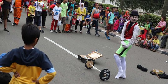 Demi modal nikah, seniman pantomim ini ngamen di CFD