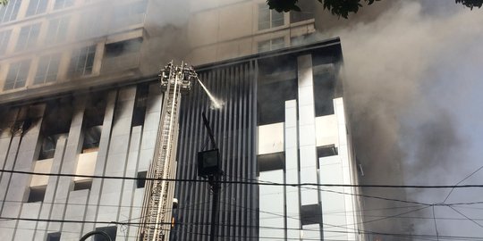Api yang membakar proyek apartemen The Reiz Condo berhasil dipadamkan