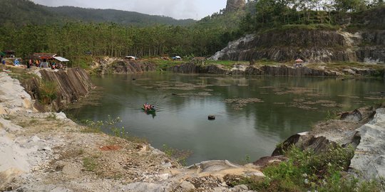 Berekreasi ke bekas tambang batu Gunung Tampomas Banjarnegara