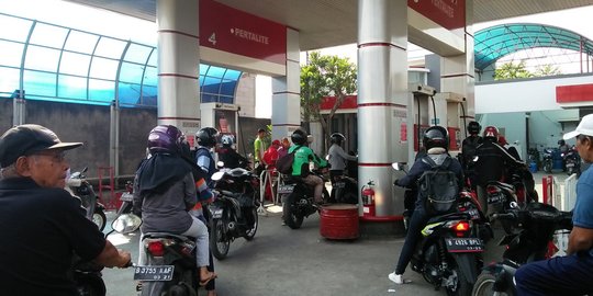 Masyarakat sayangkan langkah Pertamina yang 'diam-diam' naikkan harga Pertamax