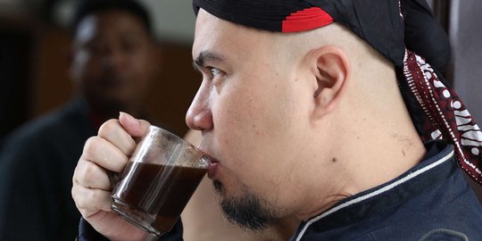 Seruput kopi hitam, Ahmad Dhani kembali jalani sidang