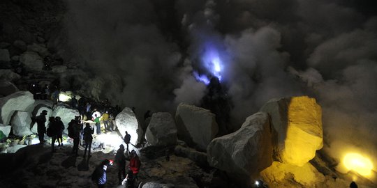 Keindahan fenomena blue fire jadi daya tarik wisata Kawah Ijen
