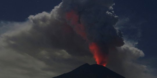 Kembali erupsi, Gunung Agung semburkan lava pijar hingga 2 km
