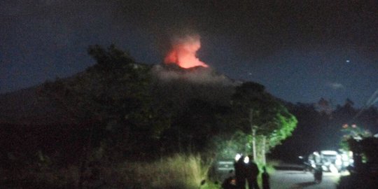 Efek lontaran lava pijar, hutan di sekitar Gunung Agung terbakar