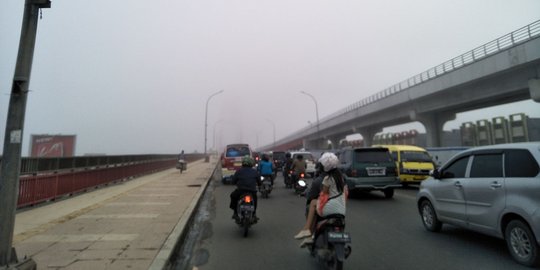 Langit Palembang berkabut, jarak pandang sempat 100 meter