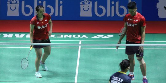 Praveen Jordan/Melati Daeva tertunduk usai dikalahkan ganda campuran Hongkong