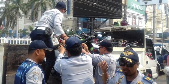 Dishub angkut kendaraan yang parkir liar di depan ITC Roxy Mas