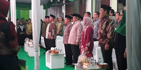 Halal bihalal dengan PBNU, Wapres JK diberi potongan nasi tumpeng oleh Said Aqil