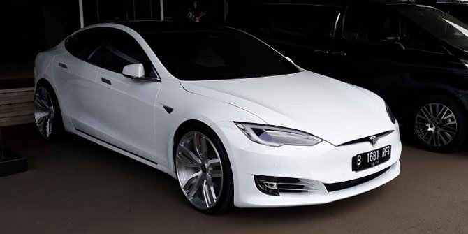 Naik mobil  Tesla  ke DPR Bamsoet mengaku ingin promosikan 