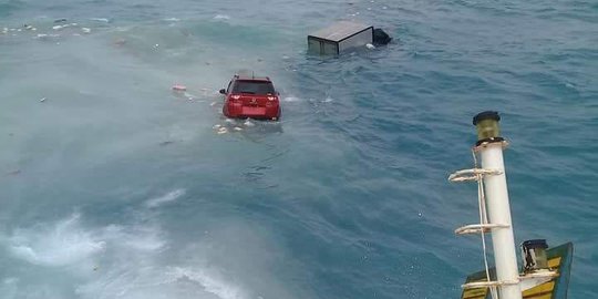 Hingga malam, 50 orang masih bertahan di KM Lestari Maju kandas di perairan Selayar