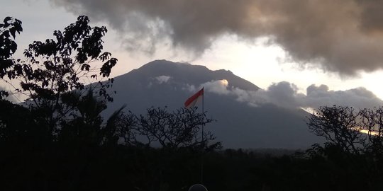 Gunung Agung masih berstatus siaga, beberapa kali erupsi dan gempa