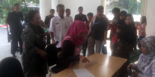 Kesulitan soal situs PPDB, ibu-ibu ngamuk di balai kota DKI