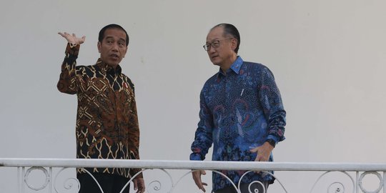 Keakraban Jokowi dan Jim Young Kim bincang santai di teras Istana