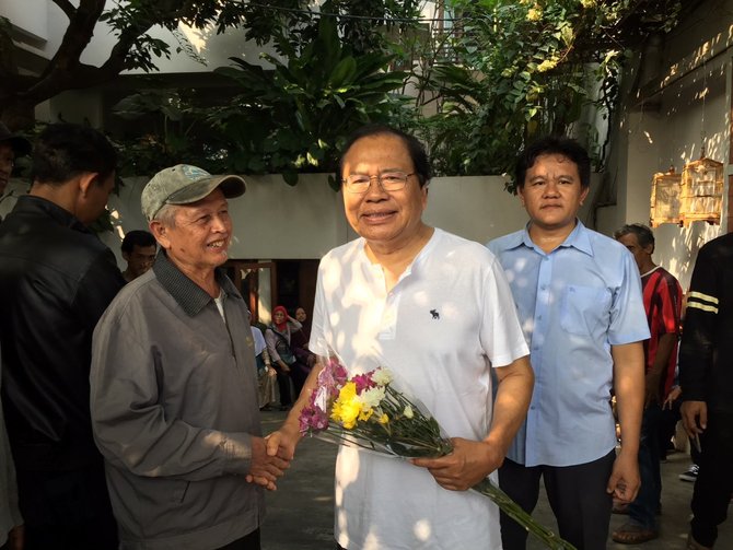 massa geruduk rumah rizal ramli