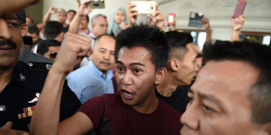 Aksi sejumlah pendukung di sidang dakwaan Najib Razak