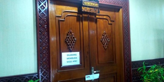 Sejak kemarin, ruang kerja Gubernur Aceh Irwandi Yusuf disegel KPK