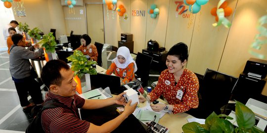 Bunga mawar kepada nasabah dalam rangka HUT 72 BNI