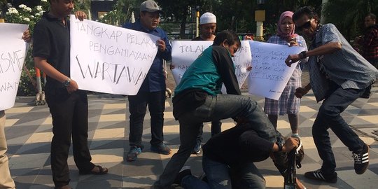 Lewat teatrikal, jurnalis Surabaya kecam aksi kekerasan ke wartawan di Jember