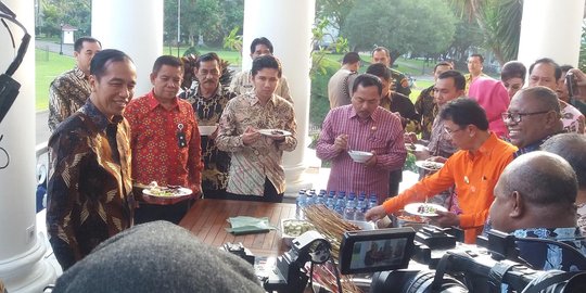 Usai makan sate dan bakso dengan para Bupati, Jokowi ingatkan koordinasi garis lurus