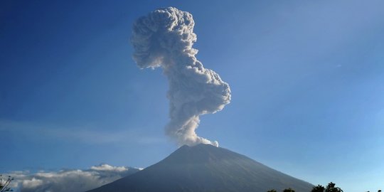 Memantau Gunung Agung yang terus semburkan material vulkanik