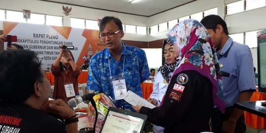 Sampai dinihari, rekapitulasi Pilgub Jatim di Surabaya tuai banyak protes