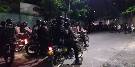 Geruduk KPU Makassar, pendukung Appi-Cicu bakar petasan