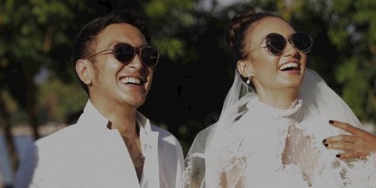 Momen Ciuman Pertama Dimas Anggara dan Nadine Chandrawinata Usai Resmi Menikah