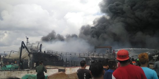 39 Kapal ikan terbakar di Pelabuhan Benoa Bali