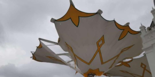 Diterjang angin kencang, payung di Masjid Raya Baiturrahman sobek