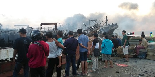 Banyak kapal bermasalah di lokasi kebakaran Pelabuhan Benoa