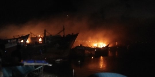 Petugas Damkar masih berjibaku padamkan kebakaran kapal di Pelabuhan Benoa