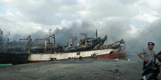 Petugas gunakan kapal kecil padamkan kebakaran kapal ikan di Benoa